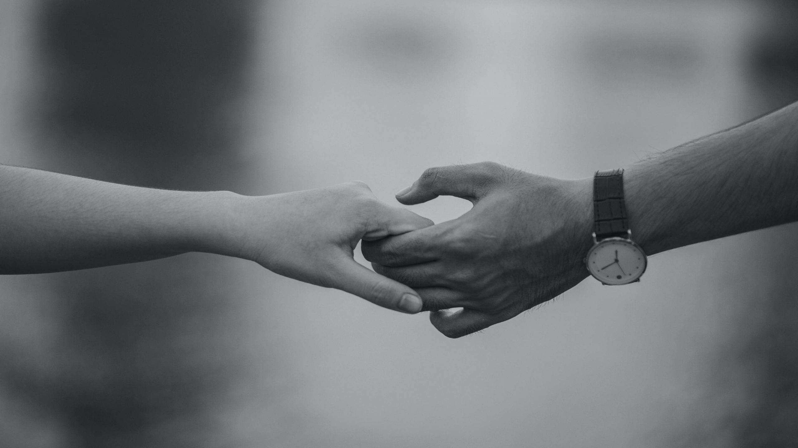 Main d'une femme et d'un homme qui se tienne à peine