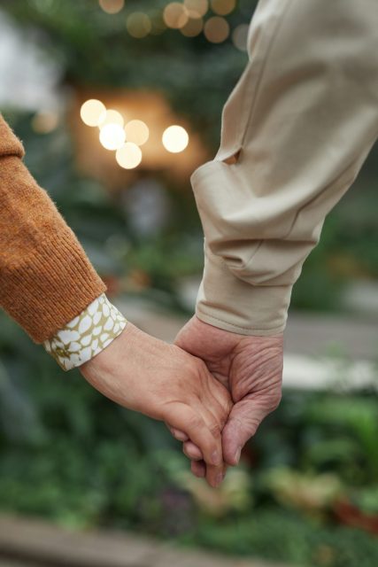 Couple qui se tient la main