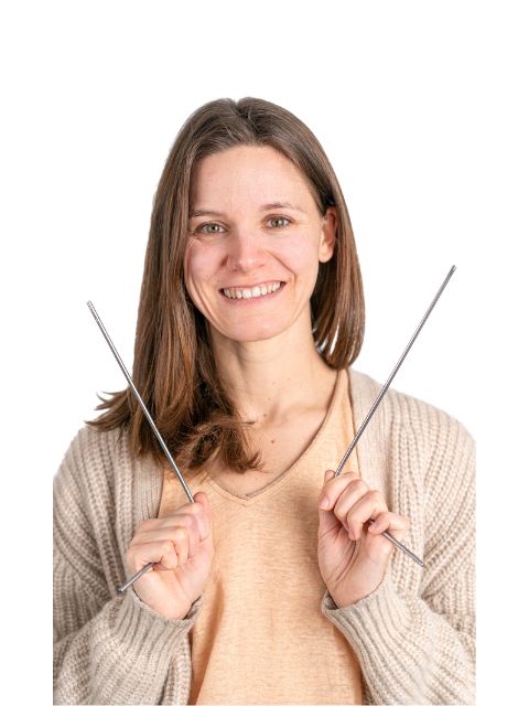 Femme souriante qui tient des baguettes coudées