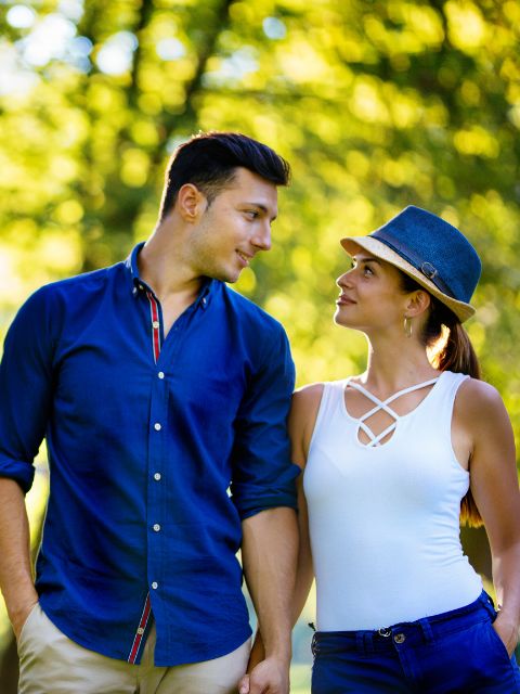 personnes qui sautent de joie ensemble sur une plage avec le coucher de soleil en fond