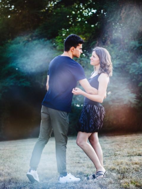 Couple qui danse ensemble dans la nature