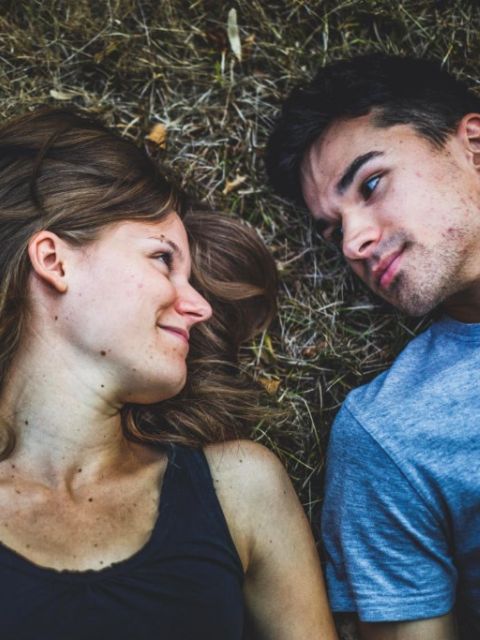 Un couple se regarde avec amour sans dépendance affective