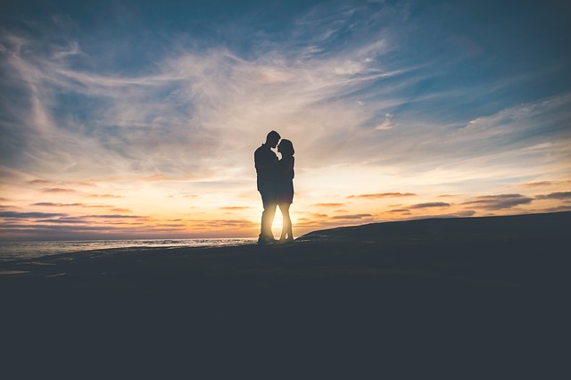 Silhouette d'un couple au coucher du soleil