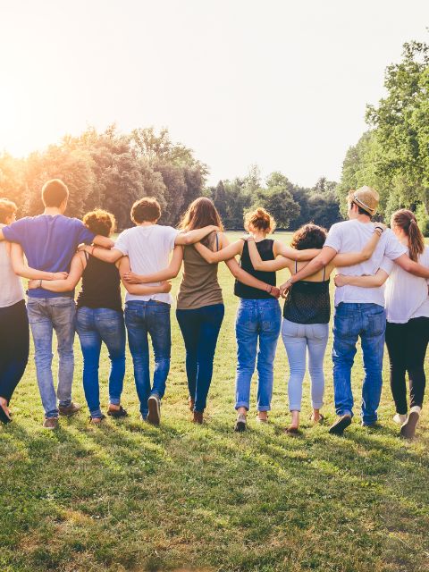 Personnes bras dessus bras dessous marchant dans la même direction