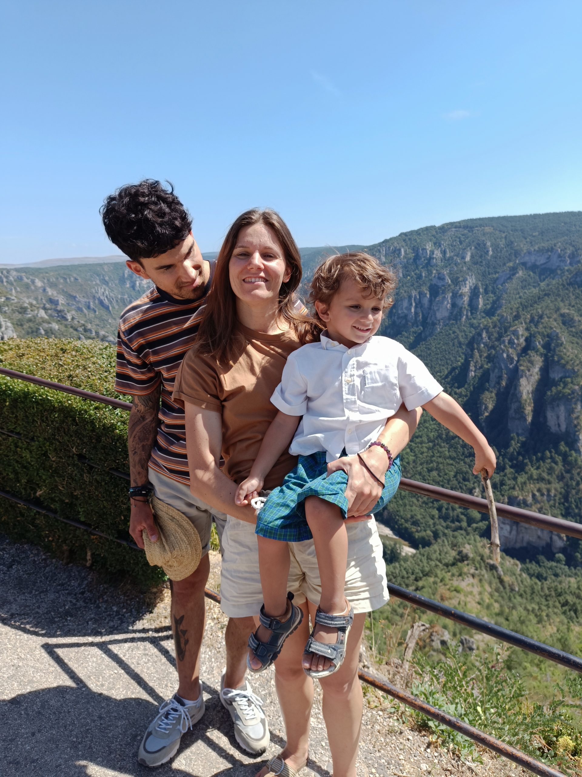 Une mère tient son fils dans ses bras, le papa regarde