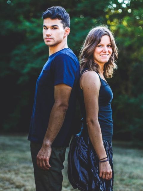 Un couple dos à dos