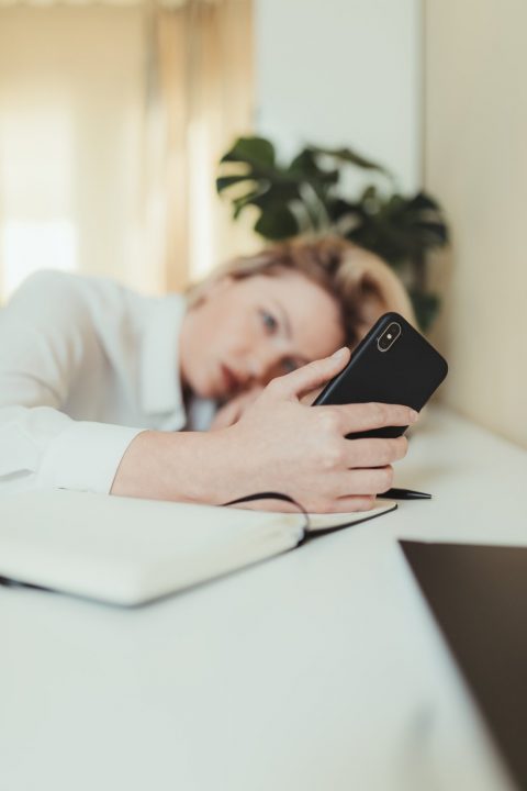 Femme regarde desespérement son portable