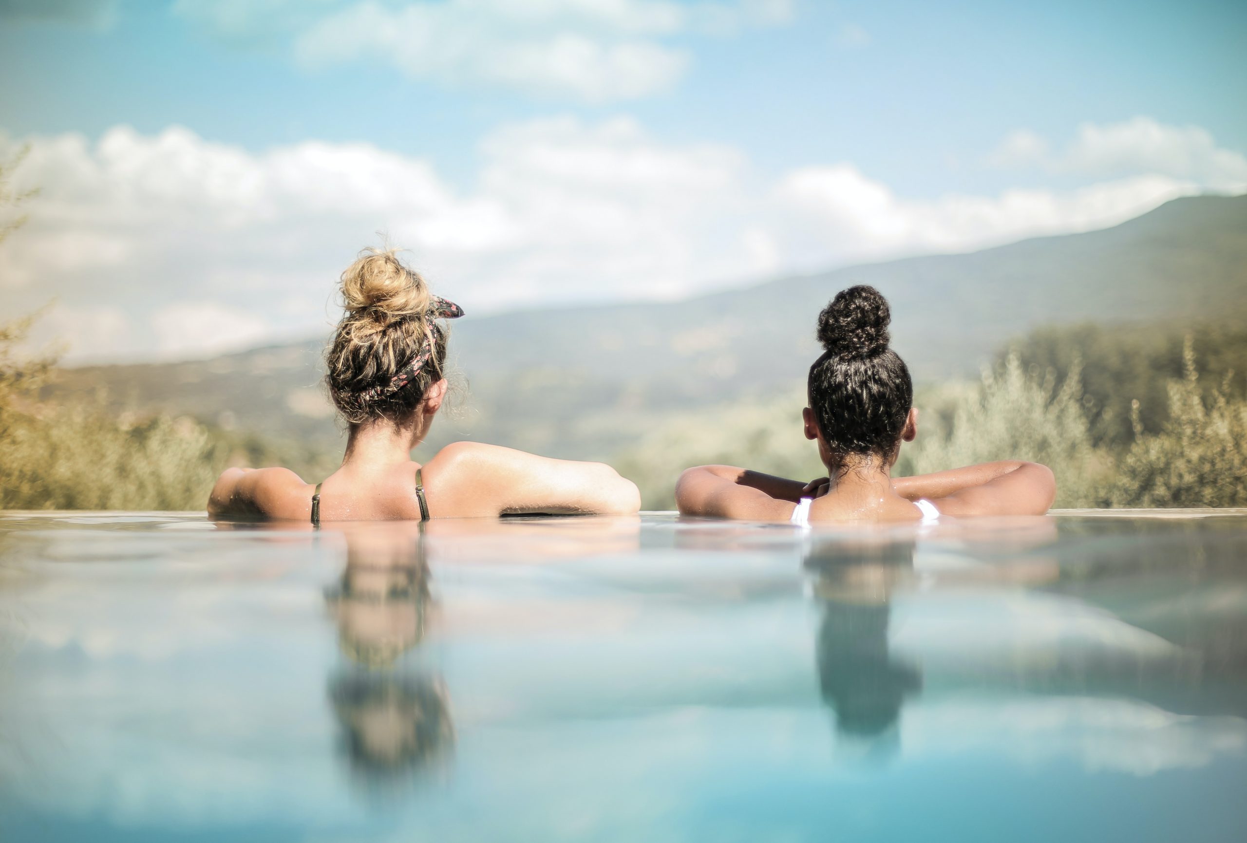 Deux femmes dans une piscine regardent à l'horizon