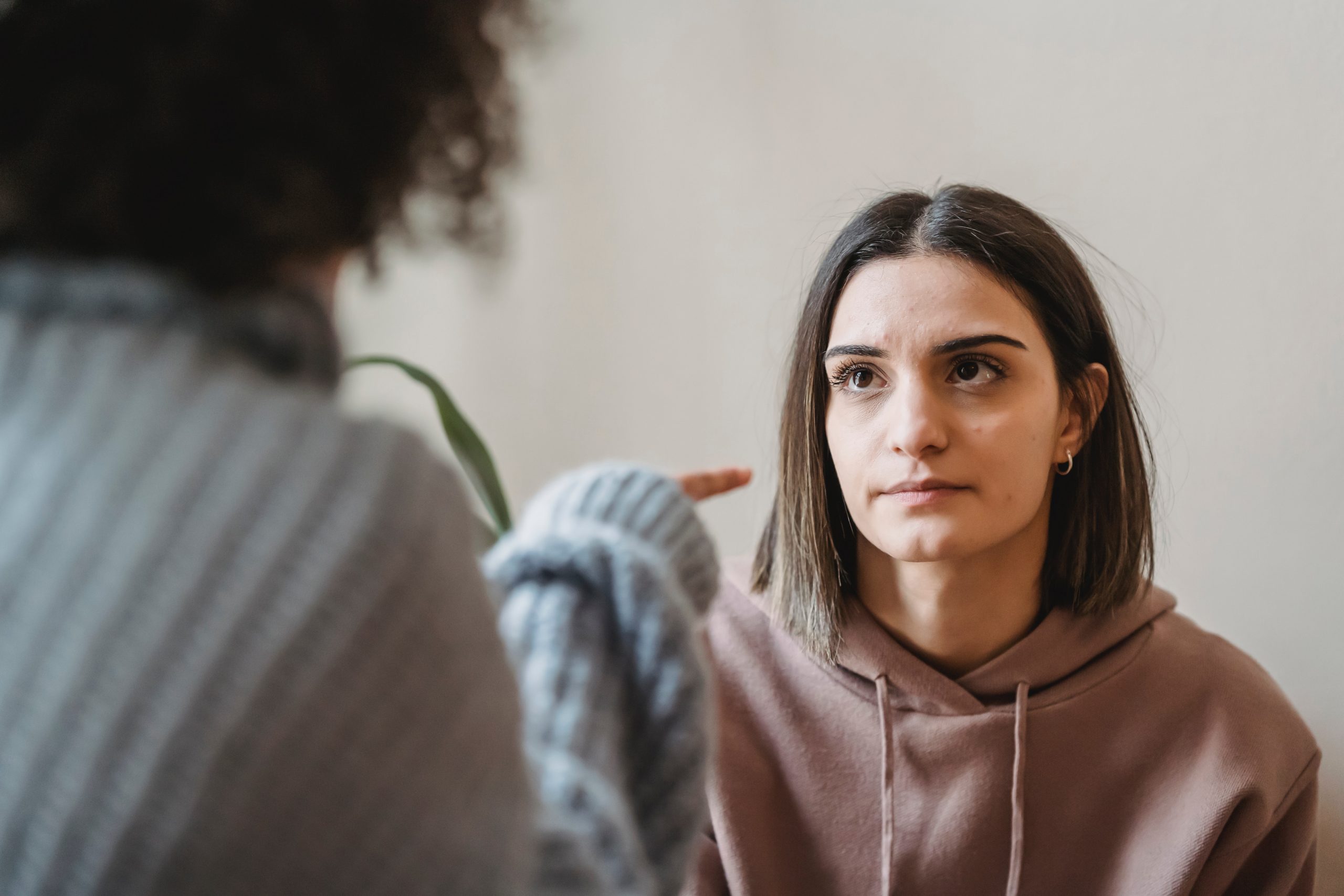 Femme pointe une autre femme du doigt qui se sent accusée