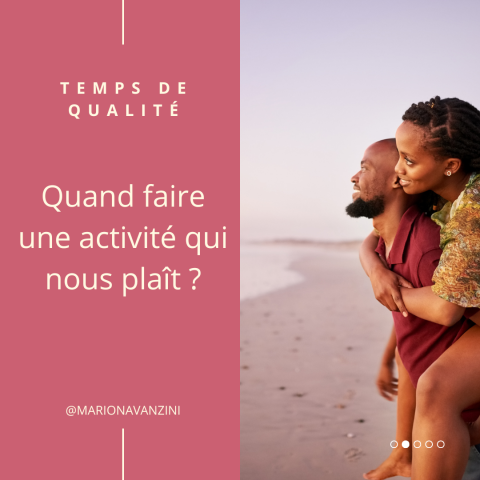 Une femme portée sur le dos d'un homme regarde la mer
