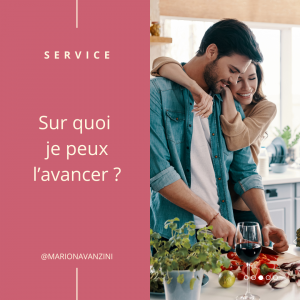 Un homme cuisine et sa femme l'enlace