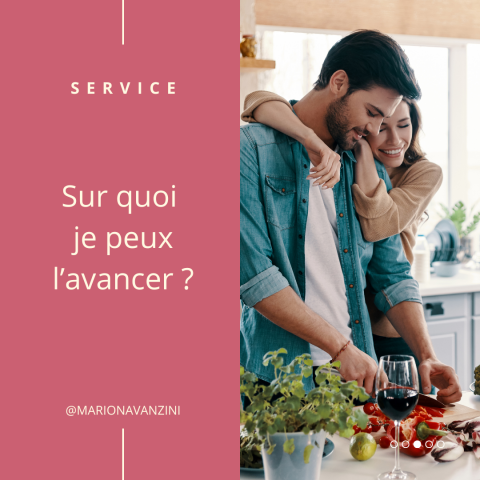 Un homme cuisine et sa femme l'enlace