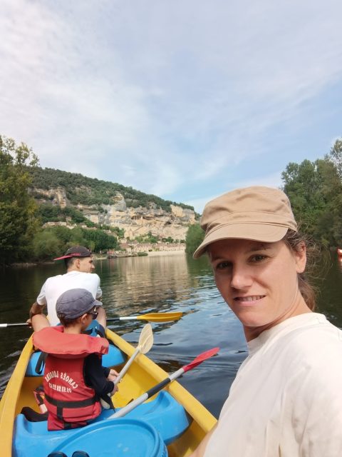 Famille sur un canoë